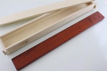 Магнитный держатель ДМ-01. Дерево Падук.